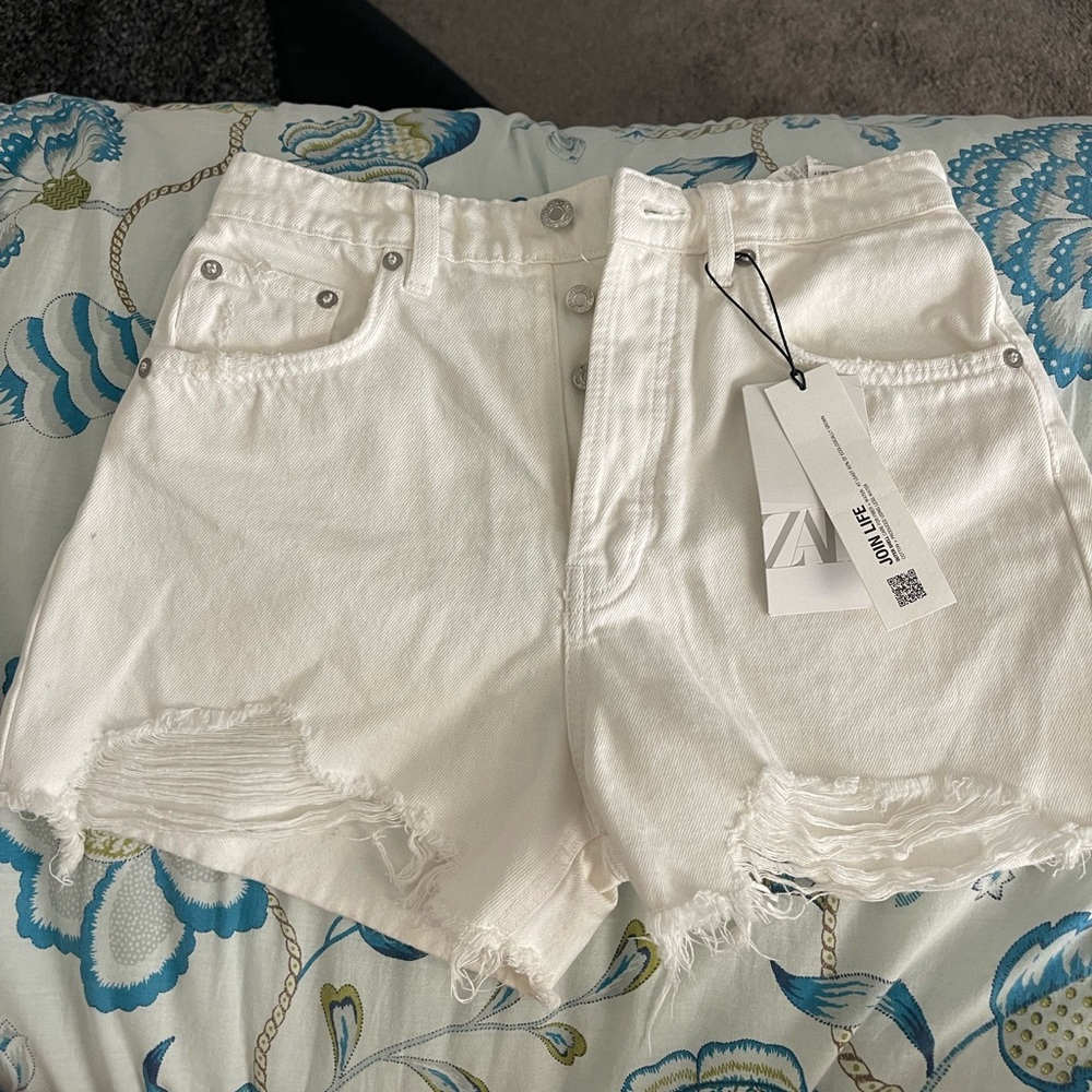 Brand new high rise white Zara shorts size 4